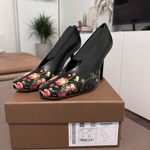 Burberry women’s floral heels size 8.5
